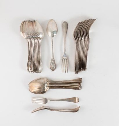Lot en argent (950) comprenant : 

- 12 couverts...