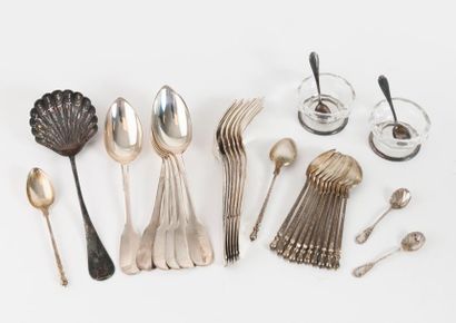 Lot en argent (950) comprenant : 

- 6 couverts...