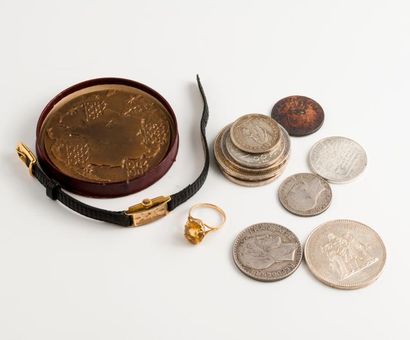 Lot comprenant :

- Une montre bracelet de...