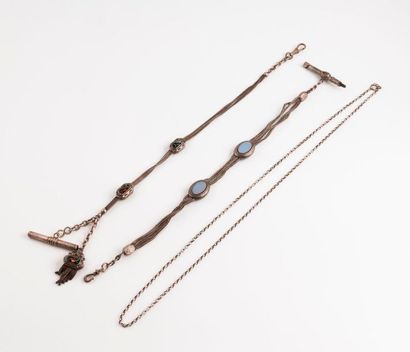 Lot de trois chaînes : 

- Deux de montre...