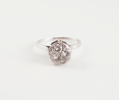 Bague en or gris (750), le chaton rond surélevé...