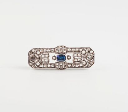 Petite broche plaque en or gris (750) centrée...