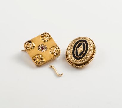 Petite broche en or jaune (750) en forme...