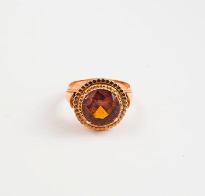 Bague en or jaune (750) ornée d'un saphir...