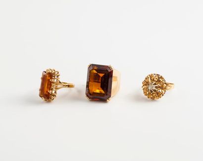 Trois bagues en or jaune (750) :

- une de...