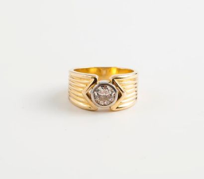 Bague jonc strié en ors jaune et gris (750)...