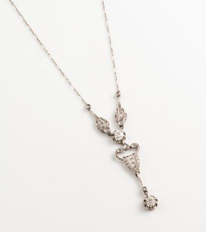 Collier en platine (850) retenant un pendentif...