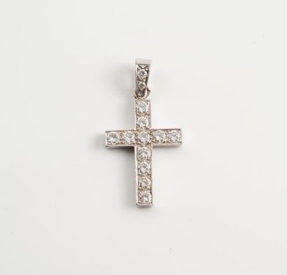 Petit pendentif en forme de croix en or gris...