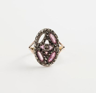 Bague en or jaune (750) et argent (min.800)...