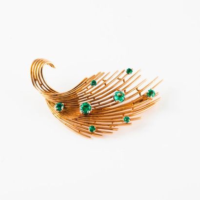 Broche gerbe en filins d'or jaune (750) ponctuée...