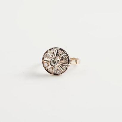 Bague en or gris (750) ornée de petits diamants...