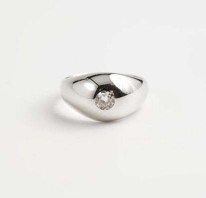 Bague jonc bombé en or gris (750) centrée...
