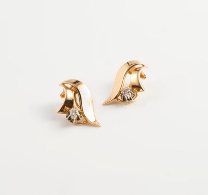 Paire de clips d'oreilles ornée de deux diamants...