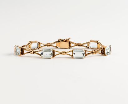 Bracelet en or jaune (750) orné de sept aigues-marines...