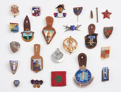 Lot d'insignes de régiments en métal émaillé,...