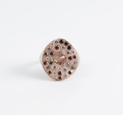 DE BEERS


Bague en or gris (750) 

La monture...