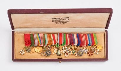 Barrette de vingt-six décorations miniatures,...