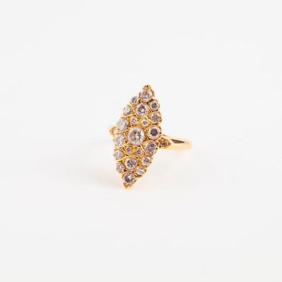 Bague marquise en or jaune (750) pavée de...