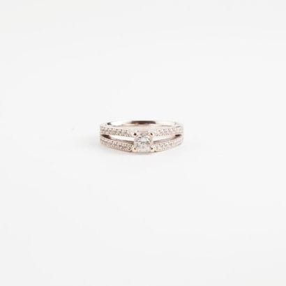 Bague solitaire en or gris (750) centrée...
