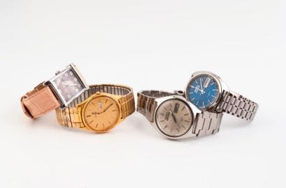 Lot de 4 montres comprenant : 

- ARMANI...