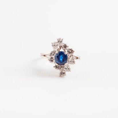 Bague en or gris (750) centrée d'un saphir...