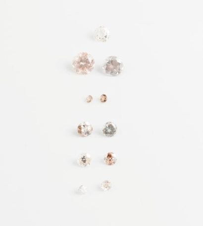 Lot de diamants sur papier de différentes...