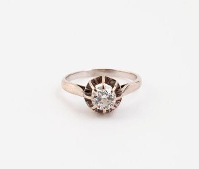 Bague solitaire en or gris (750) ornée d'un...