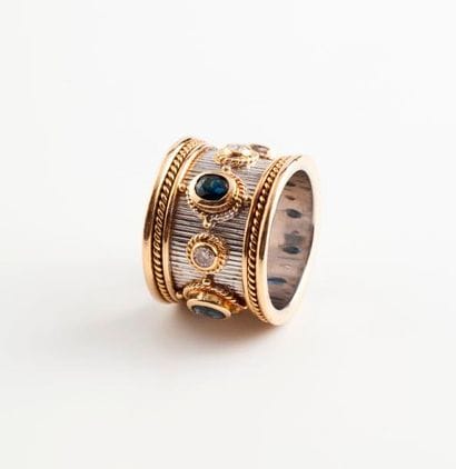 Large bague en ors gris et jaune (750) alternée...