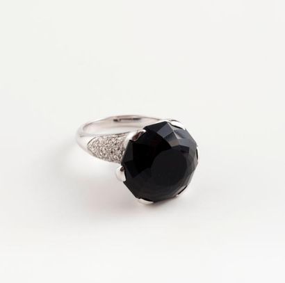 Bague en or gris (750) ornée d'un onyx noir...