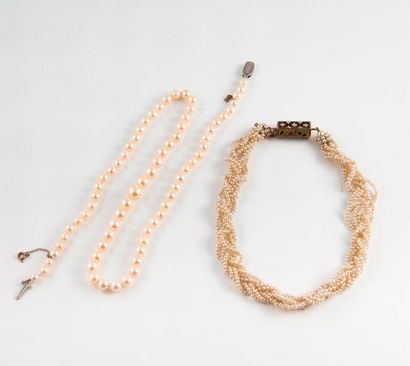 Deux colliers :
- Un de plusieurs de rangs...