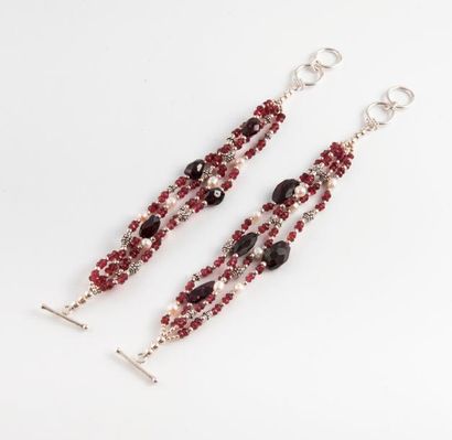 Deux bracelets en argent (min.800), à quatre...