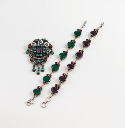 Trois bijoux en argent (min. 800] :

Deux...