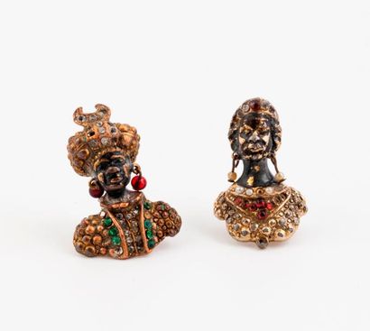 CORO


Deux broches en métal doré figurant...