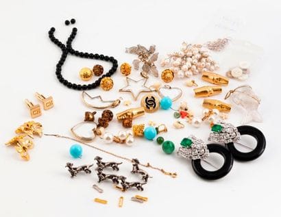 Lot de bijoux de fantaisie en métal, verre...