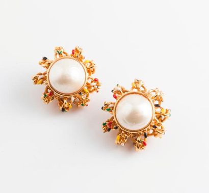 CHANEL


Boucles d'oreille en métal doré...