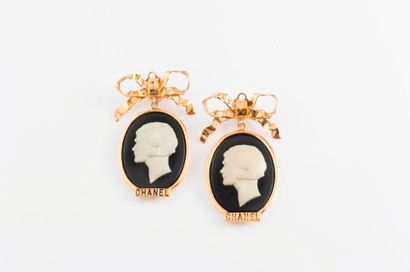 CHANEL


Clips d'oreille en métal doré ornés...