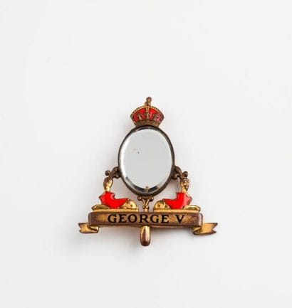 A. CUSEAUX, Paris


Broche George V en métal...