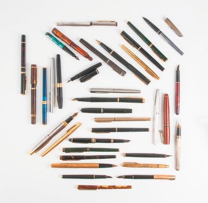 Lot de trente et un stylos à plume.

Etuis...
