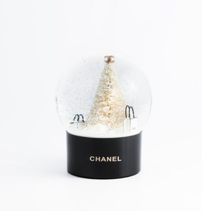 CHANEL


Presse-papier façon boule à neige...