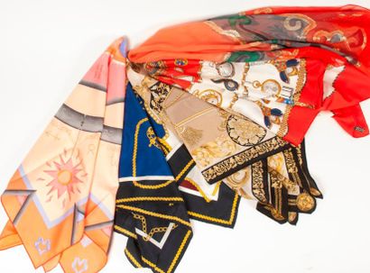 Lot comprenant : 

- ESCADA 

Foulard en...