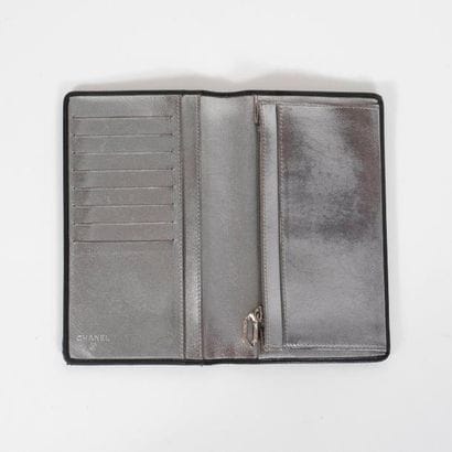 CHANEL


Portefeuille en cuir noir, intérieur...