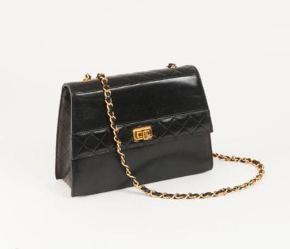 CHANEL


Sac trapèze en agneau matelassé...