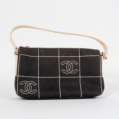 CHANEL


Sac à main en toile noire et beige...