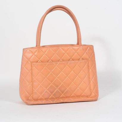 CHANEL, Médaillon


Sac à main en cuir rose...