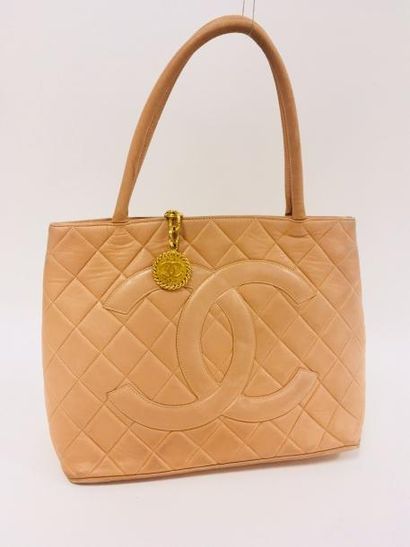 CHANEL, Médaillon


Sac à main en cuir rose...