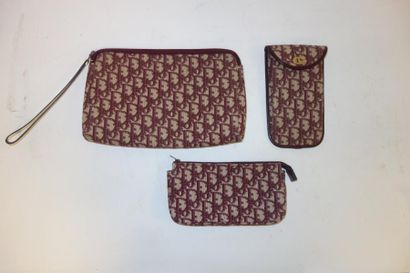 CHRISTIAN DIOR


Lot comprenant :

-une pochette...