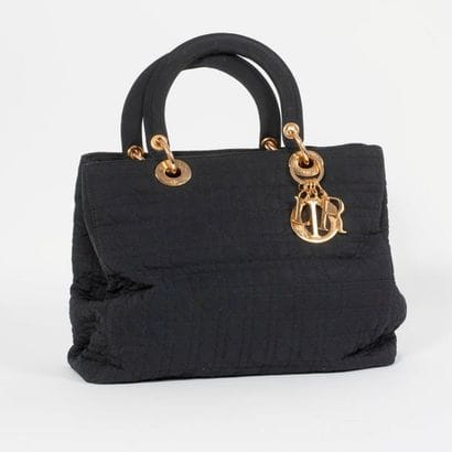 DIOR, Lady Dior MM


Sac à main en toile...