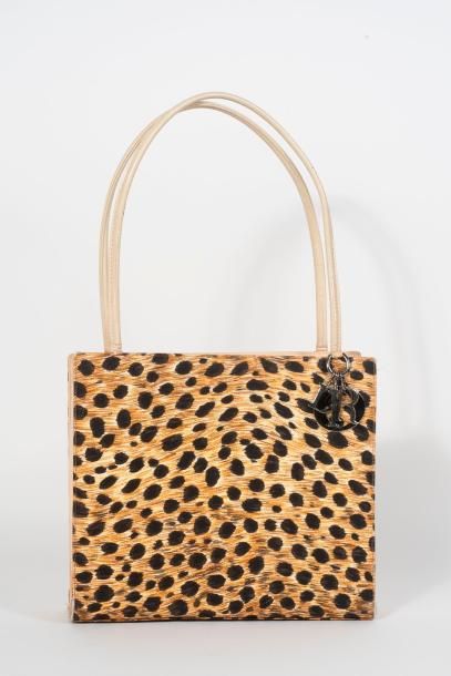 DIOR, Lady Dior déclinaison


Sac porté épaule...