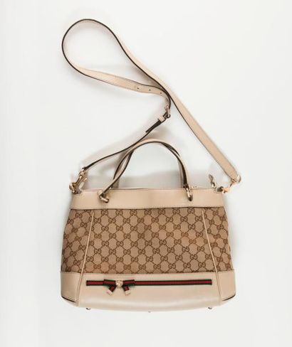 GUCCI, Sukey


Sac en cuir beige et toile...