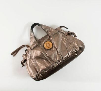 GUCCI, Hysteria


Sac en cuir souple doré.

Médaillon...
